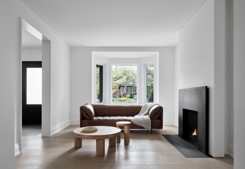 Dossier de presse | 1728-03 - Communiqué de presse | West End Renovation - Akb Architects - Architecture résidentielle -  A restrained pallet of white, black and natural wood provides a contemporary expression within this historic home, enabling a play between positive and negative spatial relationships.  - Crédit photo : Shai Gil