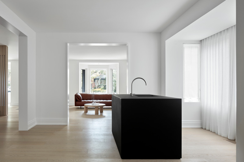 Dossier de presse | 1728-03 - Communiqué de presse | West End Renovation - Akb Architects - Architecture résidentielle -  A wet bar was conceived as an architectural object at the centre of a white-walled room. It doubles as a serving surface during social receptions.  - Crédit photo : Shai Gil