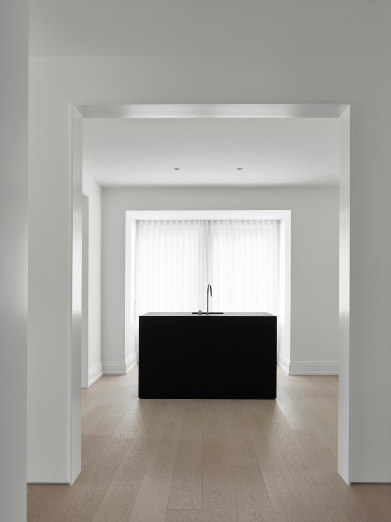 Dossier de presse | 1728-03 - Communiqué de presse | West End Renovation - Akb Architects - Architecture résidentielle -  The free-standing wet bar appears as a solid block of stone. While its central placement provides a surface area for serving hors d'oeuvres, it is also conceived as an architectural focal point between the cocktail lounge and dining room.  - Crédit photo : Shai Gil
