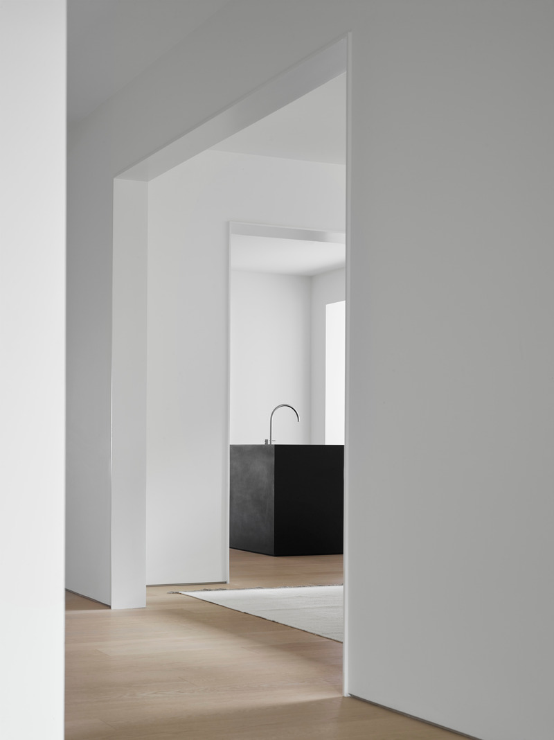 Dossier de presse | 1728-03 - Communiqué de presse | West End Renovation - Akb Architects - Architecture résidentielle - The softness of white interior walls is used to create subtle gradations of light while also defining openings, surfaces, volumes, and spatial orientation. - Crédit photo : Shai Gil
