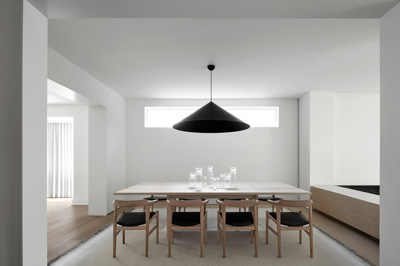 Dossier de presse | 1728-03 - Communiqué de presse | West End Renovation - Akb Architects - Architecture résidentielle -  The custom-designed wood dining table by Akb seats up to ten and is perfectly proportioned to the dimensions of the room.   - Crédit photo : Shai Gil