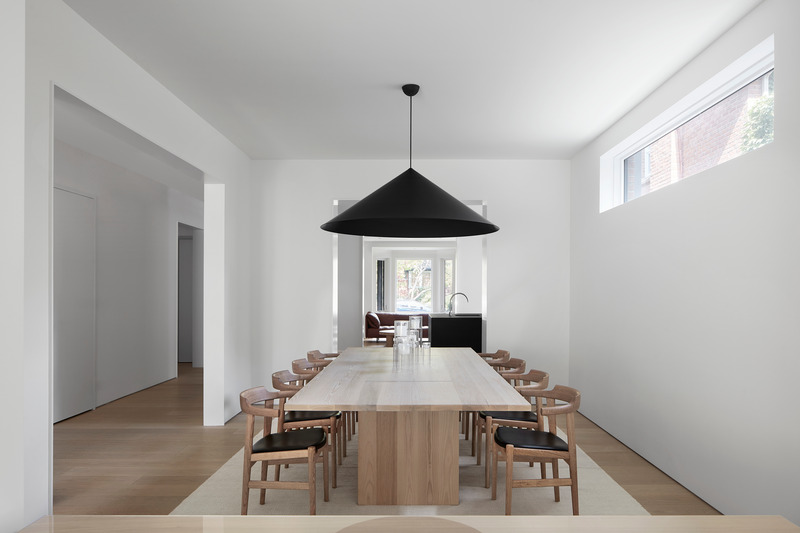 Dossier de presse | 1728-03 - Communiqué de presse | West End Renovation - Akb Architects - Architecture résidentielle - Claesson Koivisto Rune's playful Extra Large Pendant hangs above a custom white oak table designed by Akb to be compositionally proportional to the dining area. - Crédit photo : Shai Gil