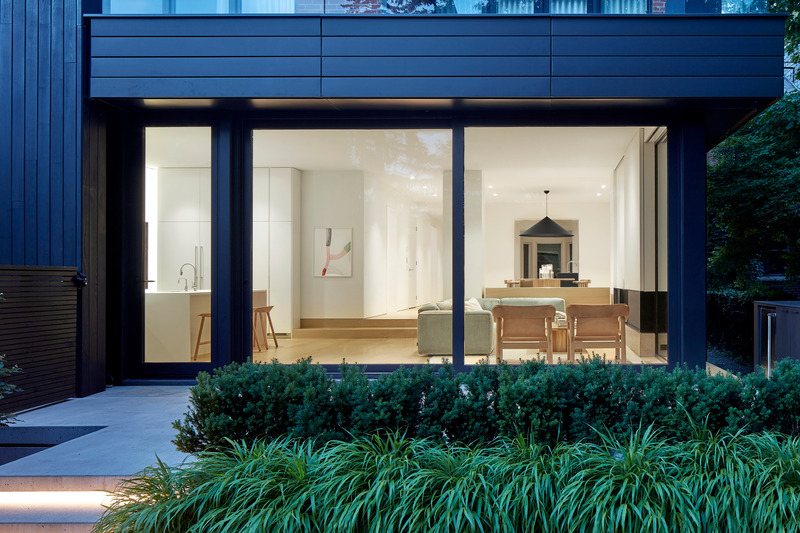 Dossier de presse | 1728-03 - Communiqué de presse | West End Renovation - Akb Architects - Architecture résidentielle - Backyard privacy affords the luxury of full-height windows remaining uncovered at night and revealing the alignment of rooms, from the kitchen and family room to the living area at the front of the house. - Crédit photo : Shai Gil