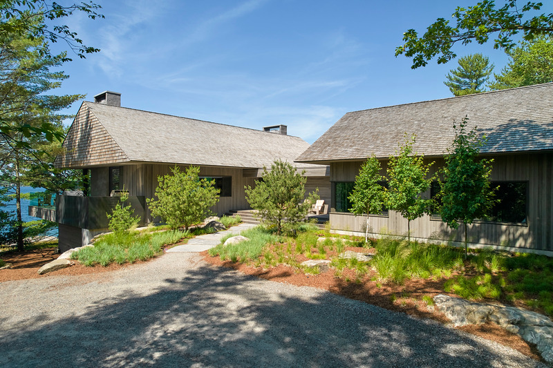 Dossier de presse | 1728-04 - Communiqué de presse | Muskoka Cottage - Akb Architects - Architecture résidentielle - The form of the cottage hinges on two primary pitched roofs, each with a knife-edge detail using standardized wood trusses and precision-edge framing.<br style=""> - Crédit photo : Shai Gil