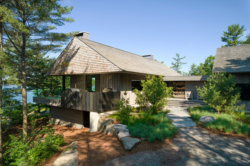 Dossier de presse | 1728-04 - Communiqué de presse | Muskoka Cottage - Akb Architects - Architecture résidentielle - When guests arrive, they encounter a modestly scaled, single-story dwelling in keeping with the cabin-in-the-woods experience.<span></span><span></span> - Crédit photo : Shai Gil
