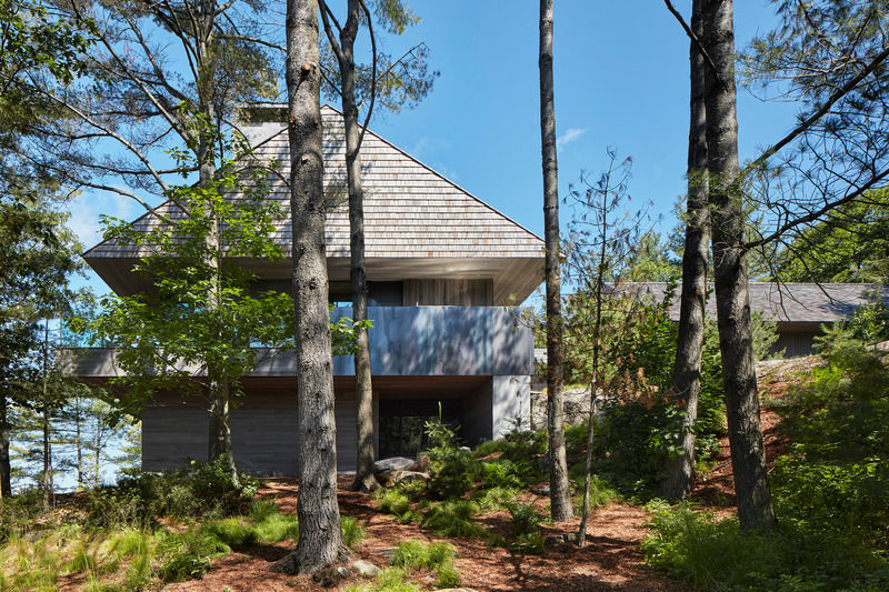 Dossier de presse | 1728-04 - Communiqué de presse | Muskoka Cottage - Akb Architects - Architecture résidentielle - An intermediary outdoor space is created by a broad overhang covering a wraparound deck.<span></span> - Crédit photo : Shai Gil