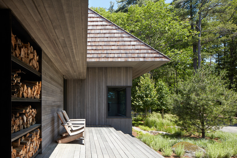 Dossier de presse | 1728-04 - Communiqué de presse | Muskoka Cottage - Akb Architects - Architecture résidentielle - <p class="" style="">The front entry features a built-in firewood storage rack made hot-rolled blackened steel.</p> - Crédit photo : Shai Gil