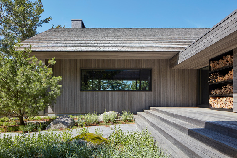 Dossier de presse | 1728-04 - Communiqué de presse | Muskoka Cottage - Akb Architects - Architecture résidentielle - The cottage's exaggerated gabled rooftops and pronounced chimney stacks are a playful take on the cabin vernacular.<span></span> - Crédit photo : Shai Gil