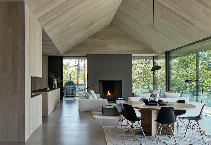 Dossier de presse | 1728-04 - Communiqué de presse | Muskoka Cottage - Akb Architects - Architecture résidentielle - With fixed and retractable glass panels along the lakeside, the communal spaces dissolve into the natural surroundings.<span></span> - Crédit photo : Shai Gil