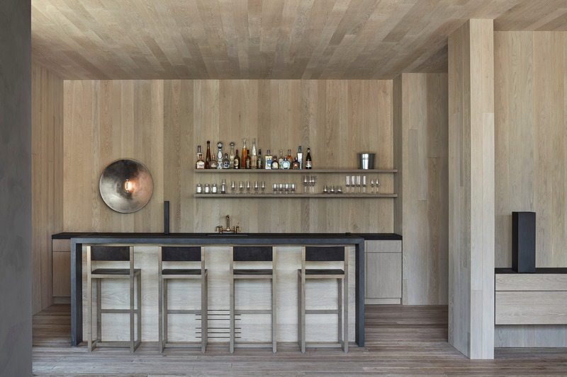Dossier de presse | 1728-04 - Communiqué de presse | Muskoka Cottage - Akb Architects - Architecture résidentielle - An outdoor porch with additional dining, lounge and bar extends seamlessly from the main living and dining areas.<span></span> - Crédit photo : Shai Gil