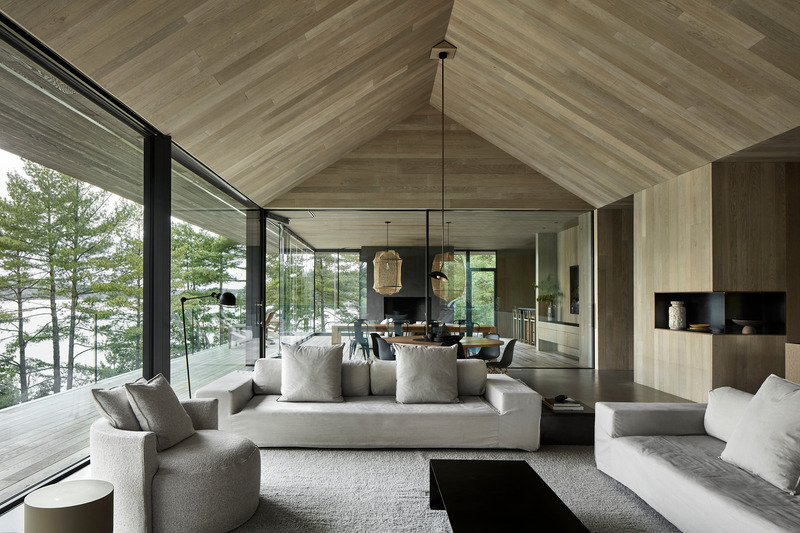 Dossier de presse | 1728-04 - Communiqué de presse | Muskoka Cottage - Akb Architects - Architecture résidentielle - <p class="" style="">At the heart of the cottage is an open-concept living and dining area framed by a vaulted ceiling encased in hand-brushed European oak boards.</p><br style=""> - Crédit photo : Shai Gil