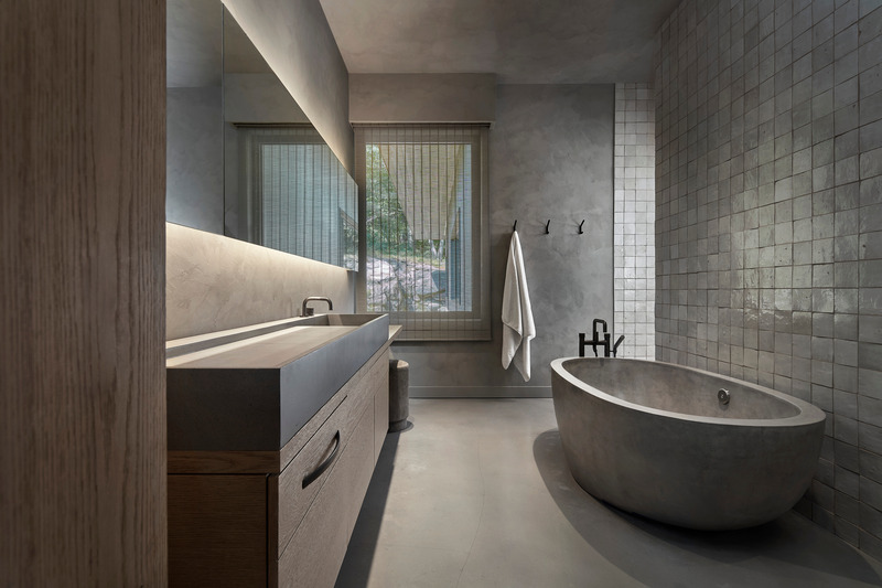 Dossier de presse | 1728-04 - Communiqué de presse | Muskoka Cottage - Akb Architects - Architecture résidentielle - The primary bathroom exemplifies the interior's earthen materiality and layered textural qualities, forming an ambience of softness and quietude.<span></span> - Crédit photo : Shai Gil