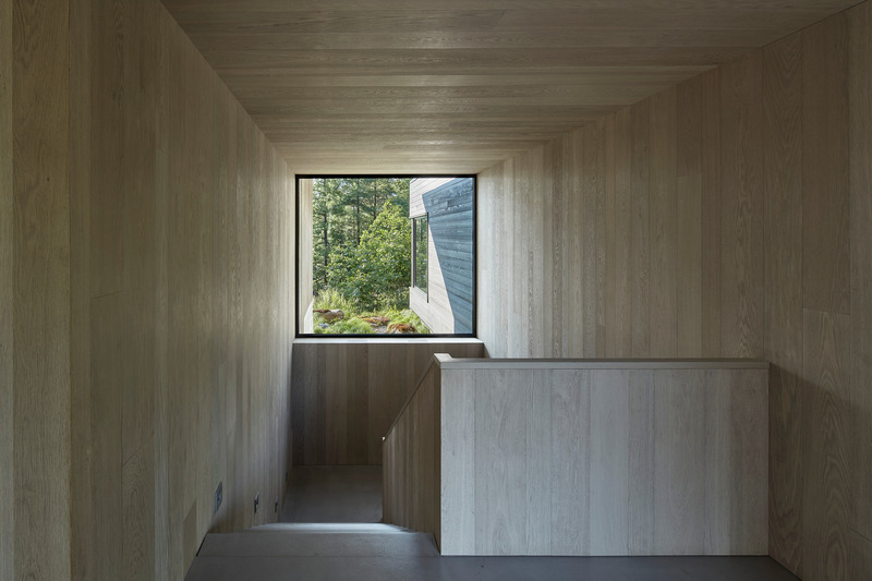 Dossier de presse | 1728-04 - Communiqué de presse | Muskoka Cottage - Akb Architects - Architecture résidentielle - <p>A punch window at the top of the staircase creates a moment of connectivity by framing the natural environment in isolation.</p> - Crédit photo : Shai Gil