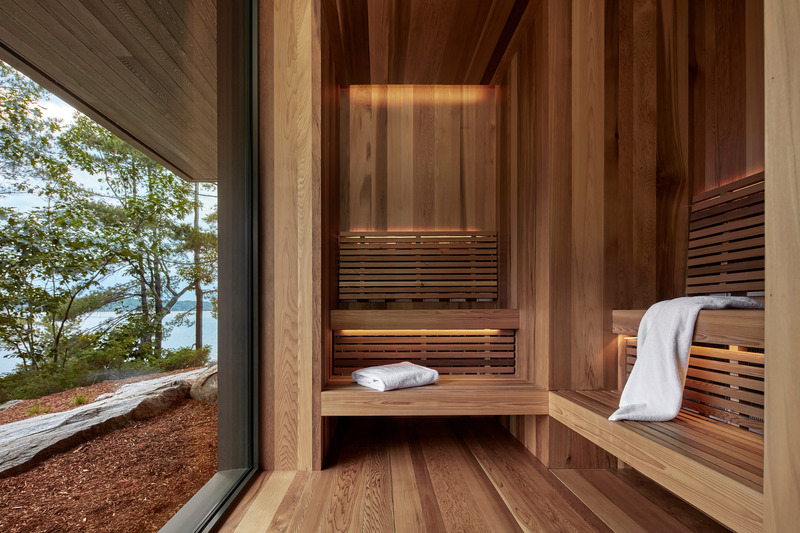 Dossier de presse | 1728-04 - Communiqué de presse | Muskoka Cottage - Akb Architects - Architecture résidentielle - <p class="">An infrared sauna located on the lower level is only steps away from the lakeshore.</p> - Crédit photo : Shai Gil