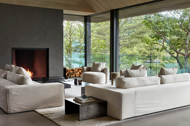 Dossier de presse | 1728-04 - Communiqué de presse | Muskoka Cottage - Akb Architects - Architecture résidentielle - Soft furnishings and area rugs in neutral tones add warmth to the architecture's gentle interplay between rustic charm and finely tuned minimalism.<span></span> - Crédit photo : Shai Gil