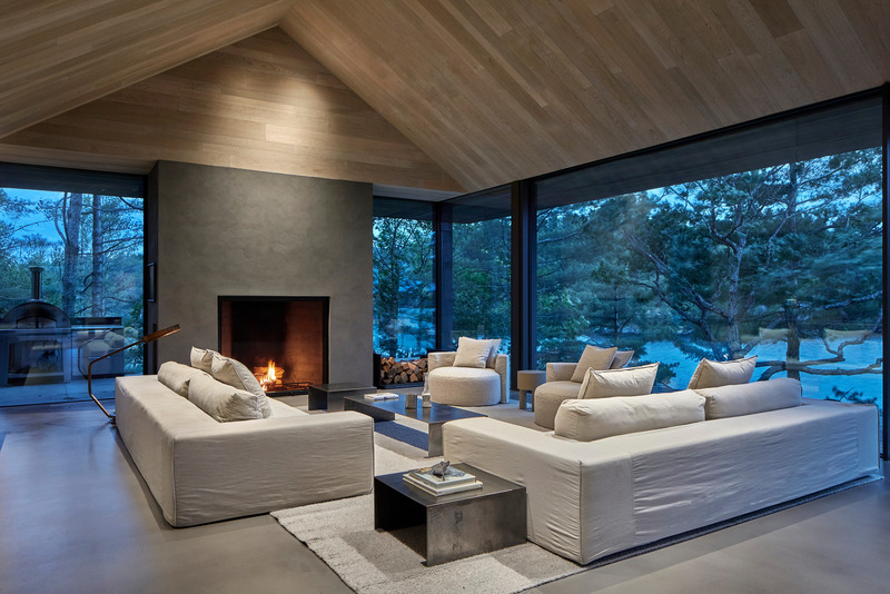 Dossier de presse | 1728-04 - Communiqué de presse | Muskoka Cottage - Akb Architects - Architecture résidentielle - <p class="">Two large fireplace mantles nod to the northern Canada tradition of wood-burning hearths as the main source of heat and an allure for gathering, especially at night.</p> - Crédit photo : Shai Gil