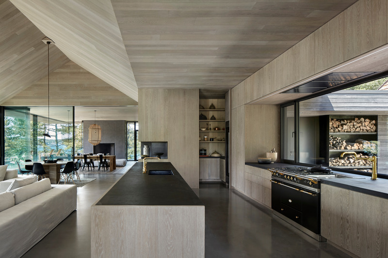 Dossier de presse | 1728-04 - Communiqué de presse | Muskoka Cottage - Akb Architects - Architecture résidentielle - <p class="" style="">Designed for a large family that regularly entertains, the cottage features a generously sized island kitchen with a wide work aisle to allow for more than one cook and space for party guests to gather.</p><br style=""> - Crédit photo : Shai Gil