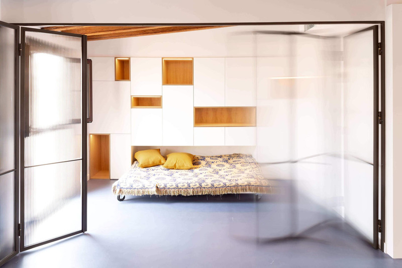 Dossier de presse | 3175-04 - Communiqué de presse | D´En Serra - Gokostudio, S.L. - Architecture résidentielle - <p class="">Espace à double fonction : Chambre d'amis - salon</p> - Crédit photo : Valentin Hincû 