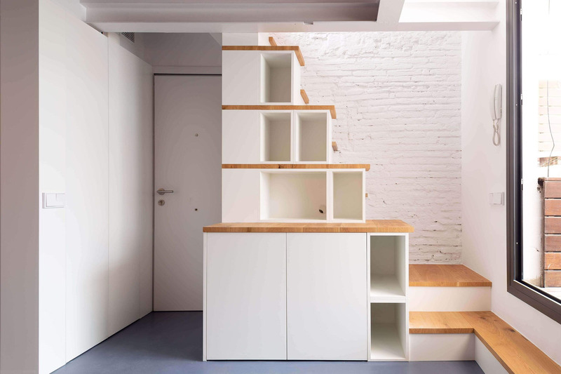Dossier de presse | 3175-04 - Communiqué de presse | D´En Serra - Gokostudio, S.L. - Architecture résidentielle - <p class="">Échelle de rangement sur mesure</p>  - Crédit photo : Valentin Hincû 