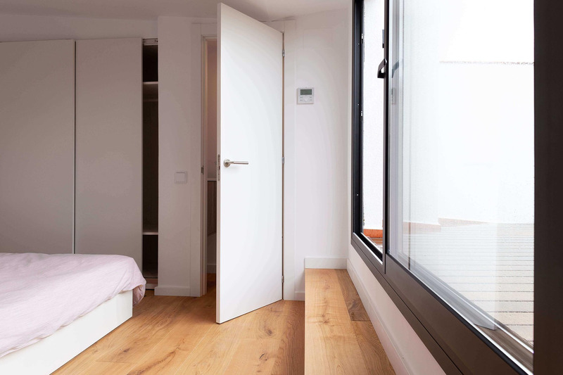 Dossier de presse | 3175-04 - Communiqué de presse | D´En Serra - Gokostudio, S.L. - Architecture résidentielle -  <p class="">Chambre principal</p>   - Crédit photo : Valentin Hincû 