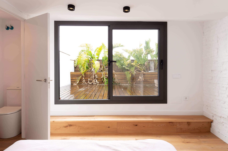 Dossier de presse | 3175-04 - Communiqué de presse | D´En Serra - Gokostudio, S.L. - Architecture résidentielle -  <p class="">Connexion chambre - terrasse privée</p>  - Crédit photo : Valentin Hincû 