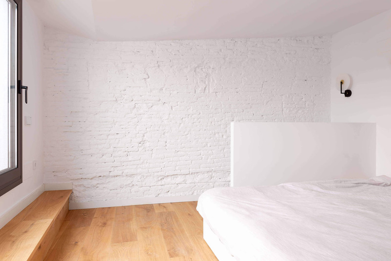 Dossier de presse | 3175-04 - Communiqué de presse | D´En Serra - Gokostudio, S.L. - Architecture résidentielle -  Marche, banc de la chambre principale  - Crédit photo : Valentin Hincû 