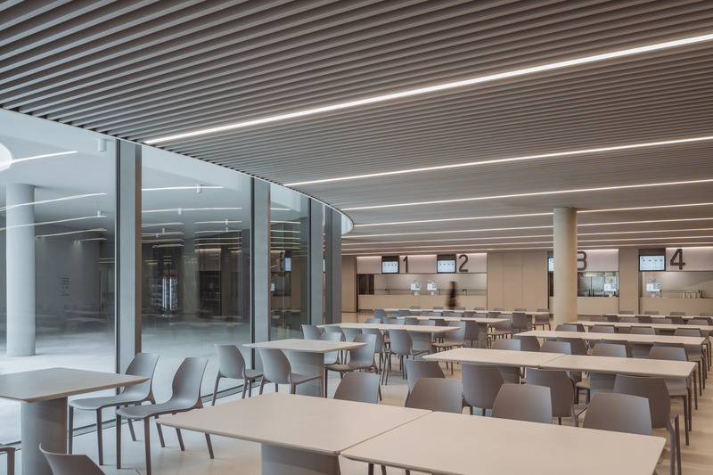 Dossier de presse | 3531-09 - Communiqué de presse | H World Group Global Headquarters - Vermilion Zhou Design Group - Design d’intérieur commercial - The dining hall can accommodate 550 people - Crédit photo : Jian Quan Wu