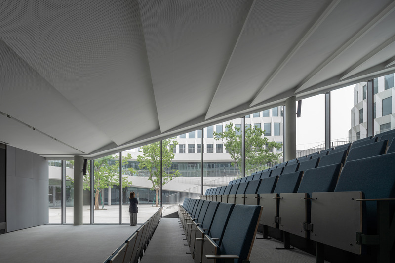 Dossier de presse | 3531-09 - Communiqué de presse | H World Group Global Headquarters - Vermilion Zhou Design Group - Design d’intérieur commercial - A large staircase classroom and multifunctional reading room that cater to training and promotion needs. - Crédit photo : Jian Quan Wu