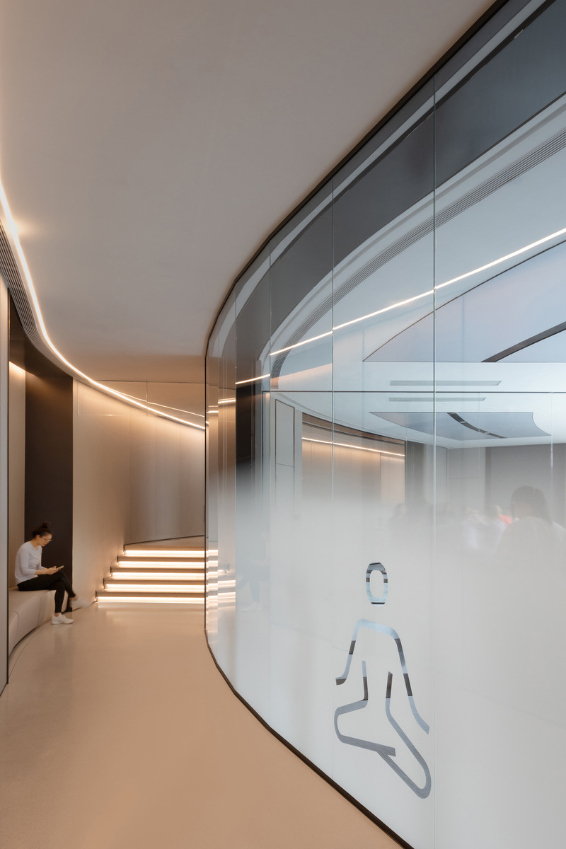 Dossier de presse | 3531-09 - Communiqué de presse | H World Group Global Headquarters - Vermilion Zhou Design Group - Design d’intérieur commercial - Underground circular routes connect all public spaces. - Crédit photo : Jian Quan Wu