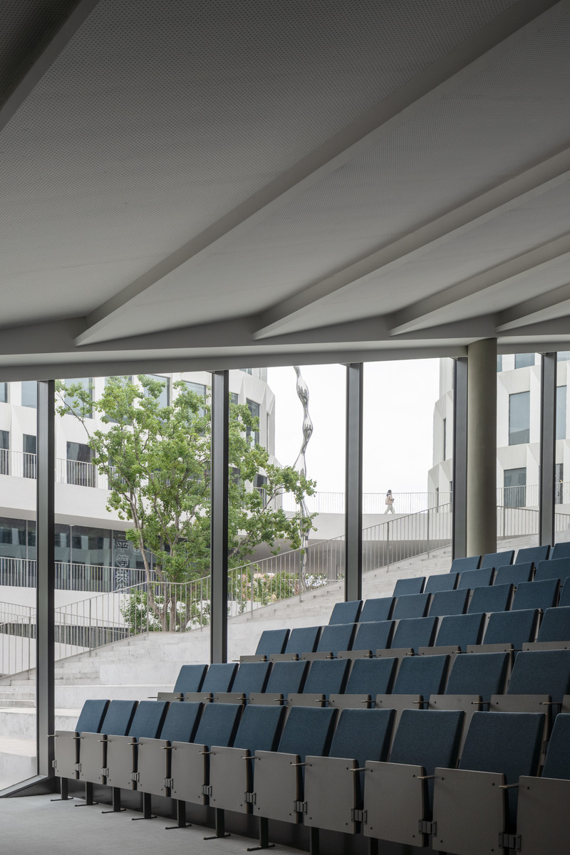 Dossier de presse | 3531-09 - Communiqué de presse | H World Group Global Headquarters - Vermilion Zhou Design Group - Design d’intérieur commercial - A large staircase classroom and multifunctional reading room that cater to training and promotion needs. - Crédit photo : Jian Quan Wu