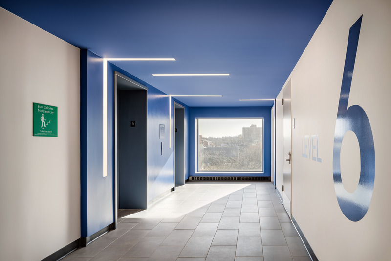 Dossier de presse | 5881-04 - Communiqué de presse | The Garnet - Shakespeare Gordon Studio - Architecture résidentielle - Elevator lobby - Crédit photo : Alexander Severin
