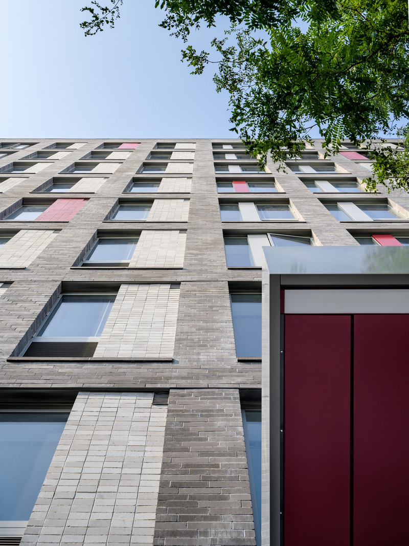 Dossier de presse | 5881-04 - Communiqué de presse | The Garnet - Shakespeare Gordon Studio - Architecture résidentielle - Front facade detail - Crédit photo : Alexander Severin