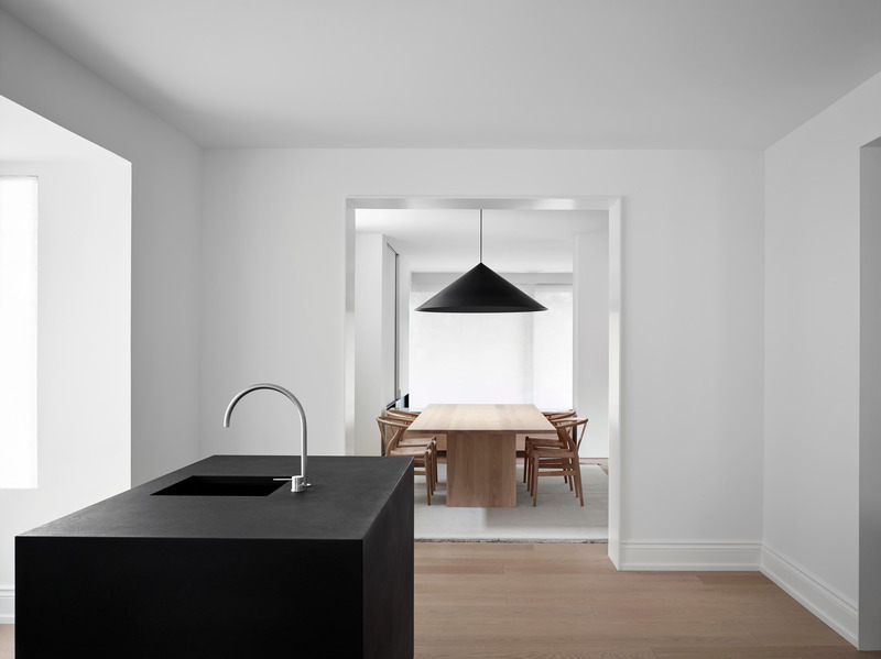 Dossier de presse | 1728-03 - Communiqué de presse | West End Renovation - Akb Architects - Architecture résidentielle - <p class="">Black design elements punctuate and unify an overall palette of lightness. White-washed natural oak is used on the floors, along with many of the handcrafted furnishings.</p> - Crédit photo : Shai Gil