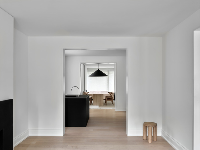 Dossier de presse | 1728-03 - Communiqué de presse | West End Renovation - Akb Architects - Architecture résidentielle - <p class="">The axis of each threshold is aligned to create a classic enfilade of rooms with a clear sightline from the front of the house to the back.</p> - Crédit photo : Shai Gil