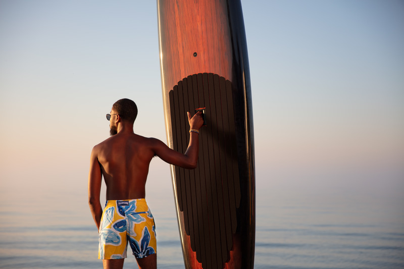 Dossier de presse | 3319-06 - Communiqué de presse | Vilebrequin and Beau Lake Announce the Ultimate Luxury Paddleboard Experience - Vilebrequin x Beau Lake - Produit - The 11'6" Rigid Rosewood Paddleboard - Crédit photo : Olivier Staub