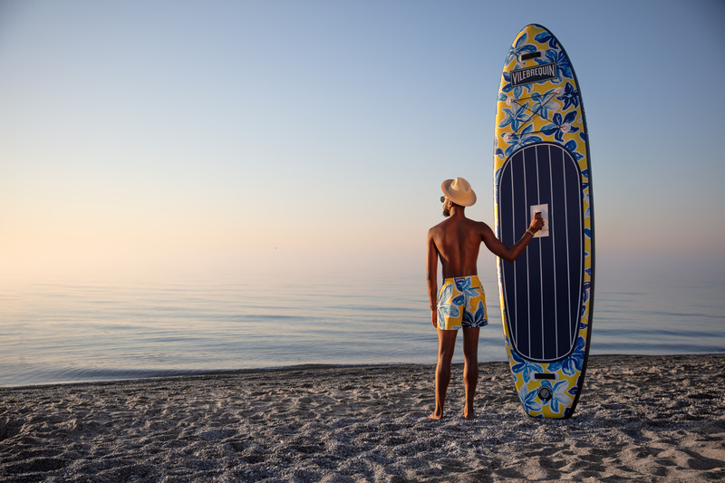 Dossier de presse | 3319-06 - Communiqué de presse | Vilebrequin and Beau Lake Announce the Ultimate Luxury Paddleboard Experience - Vilebrequin x Beau Lake - Produit - The 11' Inflatable Raiatea Paddleboard - Crédit photo : Olivier Staub