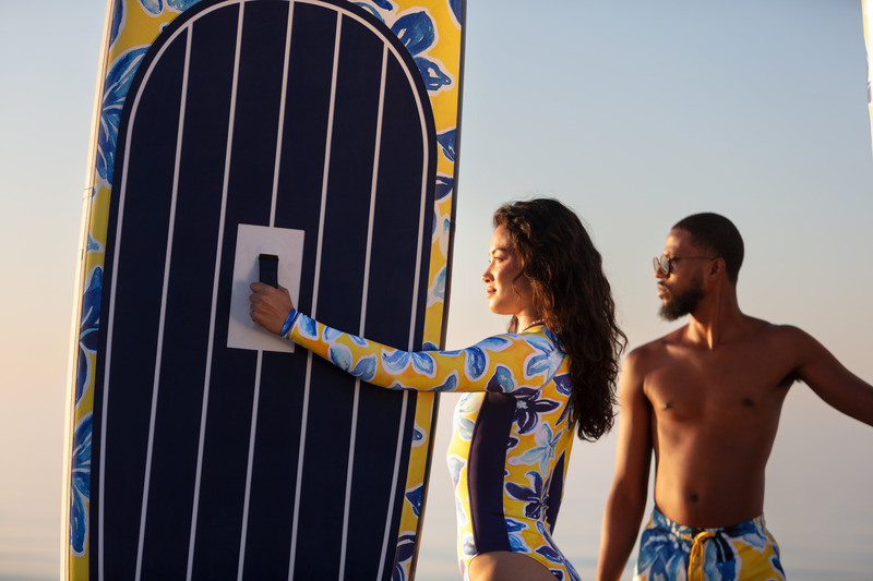 Dossier de presse | 3319-06 - Communiqué de presse | Vilebrequin and Beau Lake Announce the Ultimate Luxury Paddleboard Experience - Vilebrequin x Beau Lake - Produit - The 11' Inflatable Raiatea Paddleboard - Crédit photo : Olivier Staub
