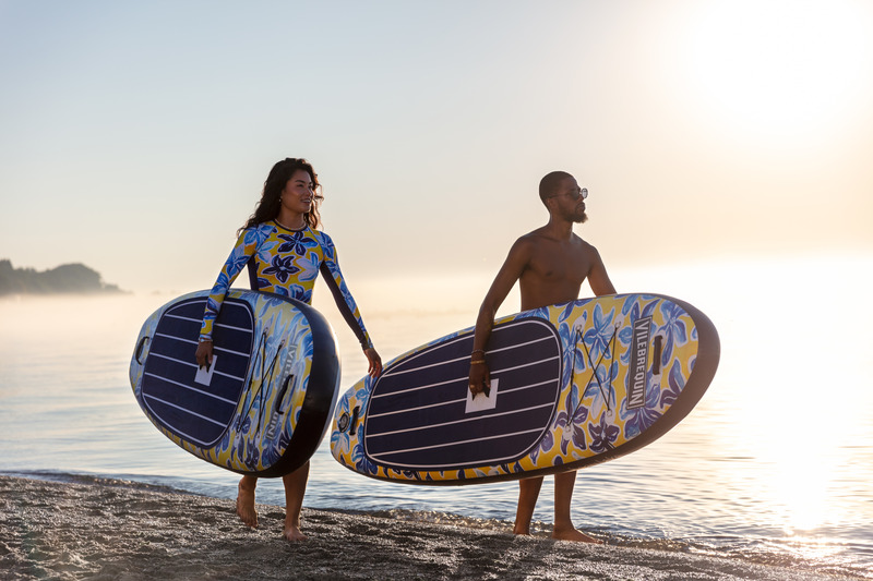 Dossier de presse | 3319-06 - Communiqué de presse | Vilebrequin and Beau Lake Announce the Ultimate Luxury Paddleboard Experience - Vilebrequin x Beau Lake - Produit - The 11' Inflatable Raiatea Paddleboard - Crédit photo : Olivier Staub