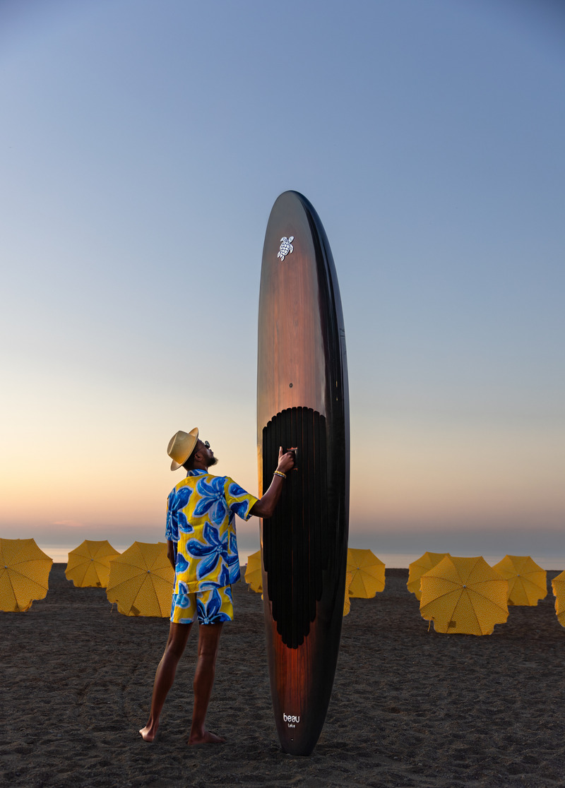 Dossier de presse | 3319-06 - Communiqué de presse | Vilebrequin and Beau Lake Announce the Ultimate Luxury Paddleboard Experience - Vilebrequin x Beau Lake - Produit - The 11'6" Rigid Rosewood Paddleboard - Crédit photo : Olivier Staub
