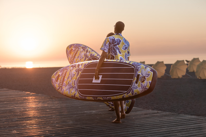 Dossier de presse | 3319-06 - Communiqué de presse | Vilebrequin and Beau Lake Announce the Ultimate Luxury Paddleboard Experience - Vilebrequin x Beau Lake - Produit - The 11' Inflatable Raiatea Paddleboard - Crédit photo : Olivier Staub