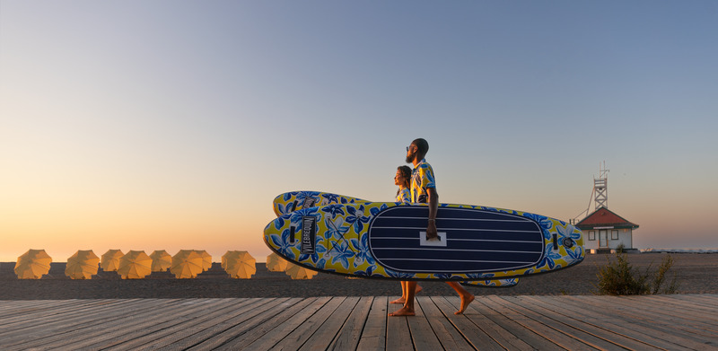Dossier de presse | 3319-06 - Communiqué de presse | Vilebrequin and Beau Lake Announce the Ultimate Luxury Paddleboard Experience - Vilebrequin x Beau Lake - Produit - The 11' Inflatable Raiatea Paddleboard - Crédit photo : Olivier Staub