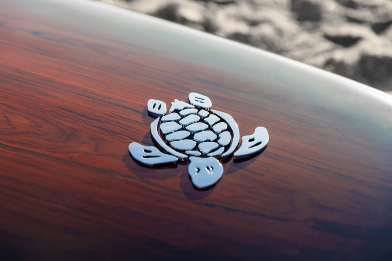 Dossier de presse | 3319-06 - Communiqué de presse | Vilebrequin and Beau Lake Announce the Ultimate Luxury Paddleboard Experience - Vilebrequin x Beau Lake - Produit - The 11'6" Rigid Rosewood Paddleboard - Crédit photo : Olivier Staub