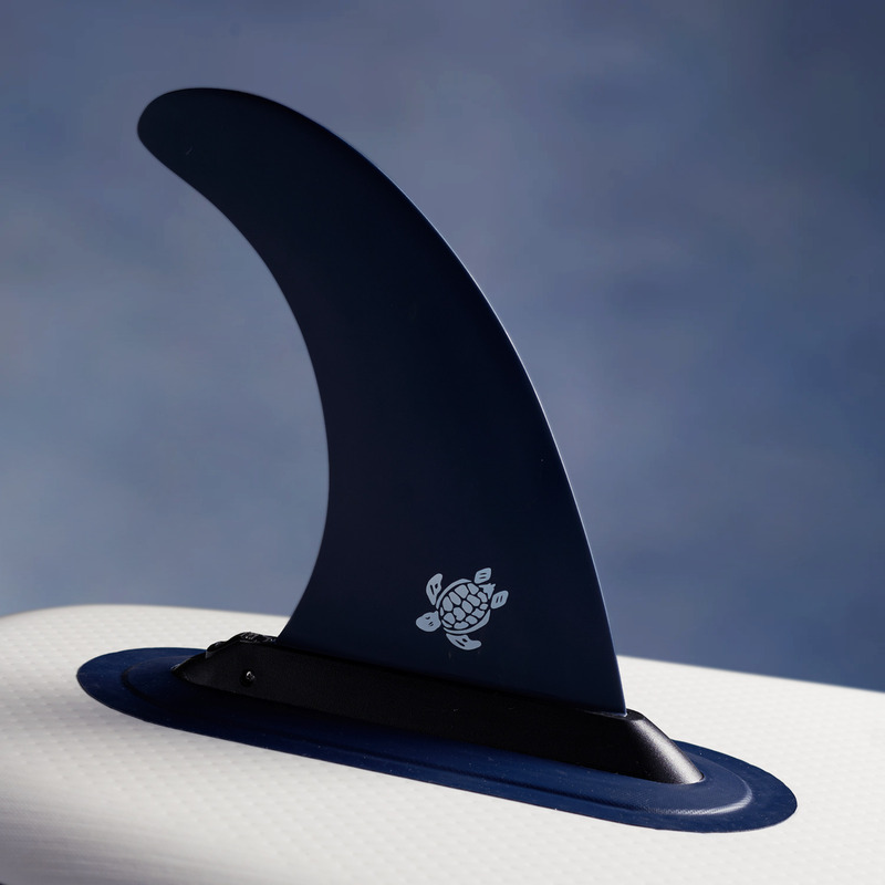 Dossier de presse | 3319-06 - Communiqué de presse | Vilebrequin and Beau Lake Announce the Ultimate Luxury Paddleboard Experience - Vilebrequin x Beau Lake - Produit -  <p>The 11' Inflatable Raiatea Paddleboard | Fin</p><p> View</p>  - Crédit photo : Beau Lake