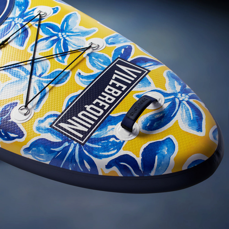 Dossier de presse | 3319-06 - Communiqué de presse | Vilebrequin and Beau Lake Announce the Ultimate Luxury Paddleboard Experience - Vilebrequin x Beau Lake - Produit - The 11' Inflatable Raiatea Paddleboard | Nose View - Crédit photo : Beau Lake