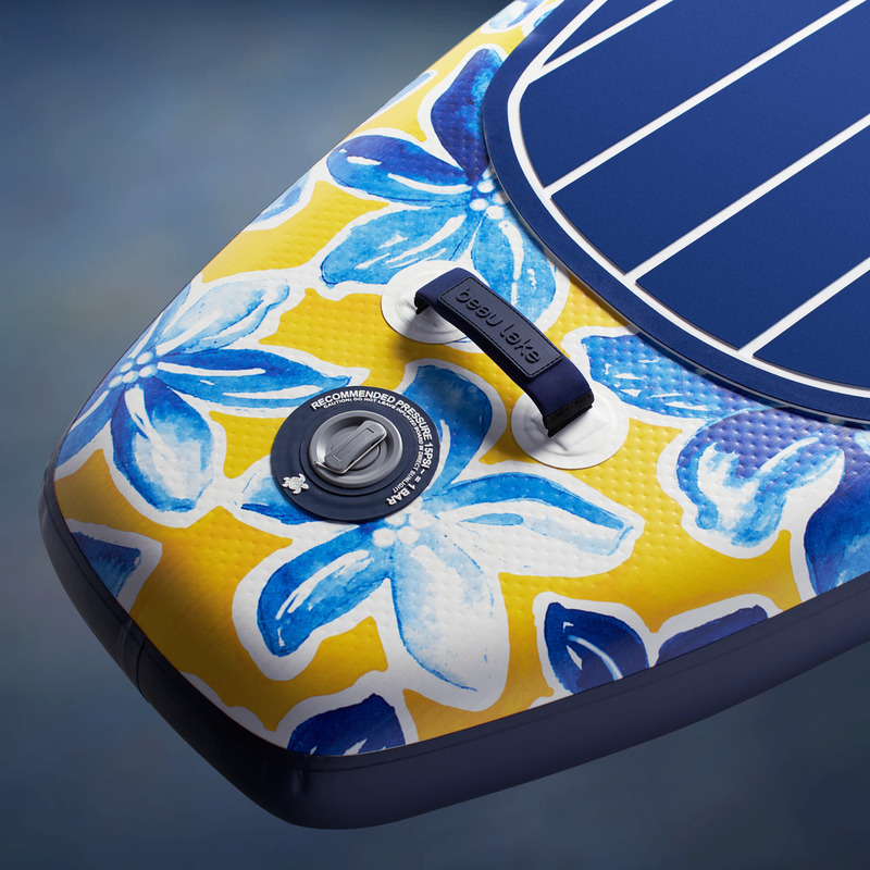 Dossier de presse | 3319-06 - Communiqué de presse | Vilebrequin and Beau Lake Announce the Ultimate Luxury Paddleboard Experience - Vilebrequin x Beau Lake - Produit - The 11' Inflatable Raiatea Paddleboard | Tail View - Crédit photo : Beau Lake