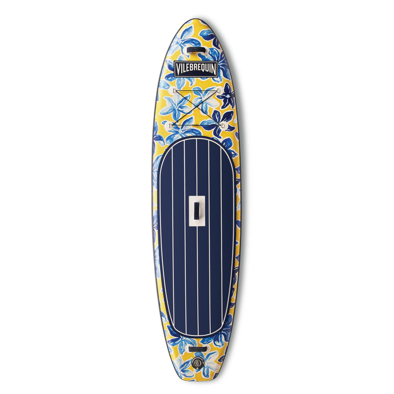 Dossier de presse | 3319-06 - Communiqué de presse | Vilebrequin and Beau Lake Announce the Ultimate Luxury Paddleboard Experience - Vilebrequin x Beau Lake - Produit - <p>The 11' Inflatable Raiatea Paddleboard | Top View</p> - Crédit photo : Beau Lake