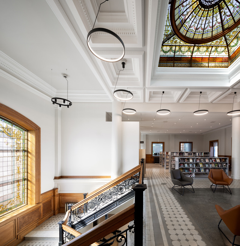 Dossier de presse | 612-23 - Communiqué de presse | La Bibliothèque Maisonneuve : une jolie danse entre deux époques - EVOQ Architecture - Architecture institutionnelle -  Escalier de marbre et vitraux restaurés, bâtiment historique, 2e étage<br> - Crédit photo : Adrien Williams