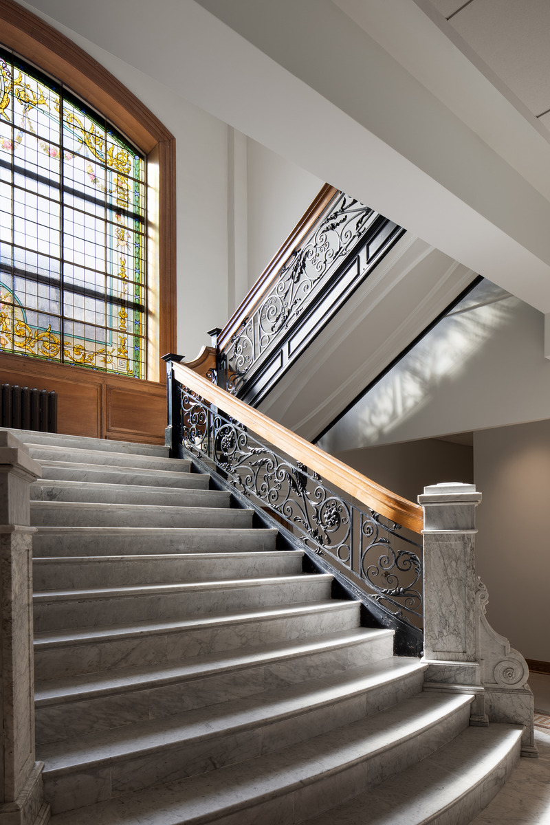 Dossier de presse | 612-23 - Communiqué de presse | La Bibliothèque Maisonneuve : une jolie danse entre deux époques - EVOQ Architecture - Architecture institutionnelle -  Escalier de marbre et grand vitrail, bâtiment historique  - Crédit photo : Adrien Williams