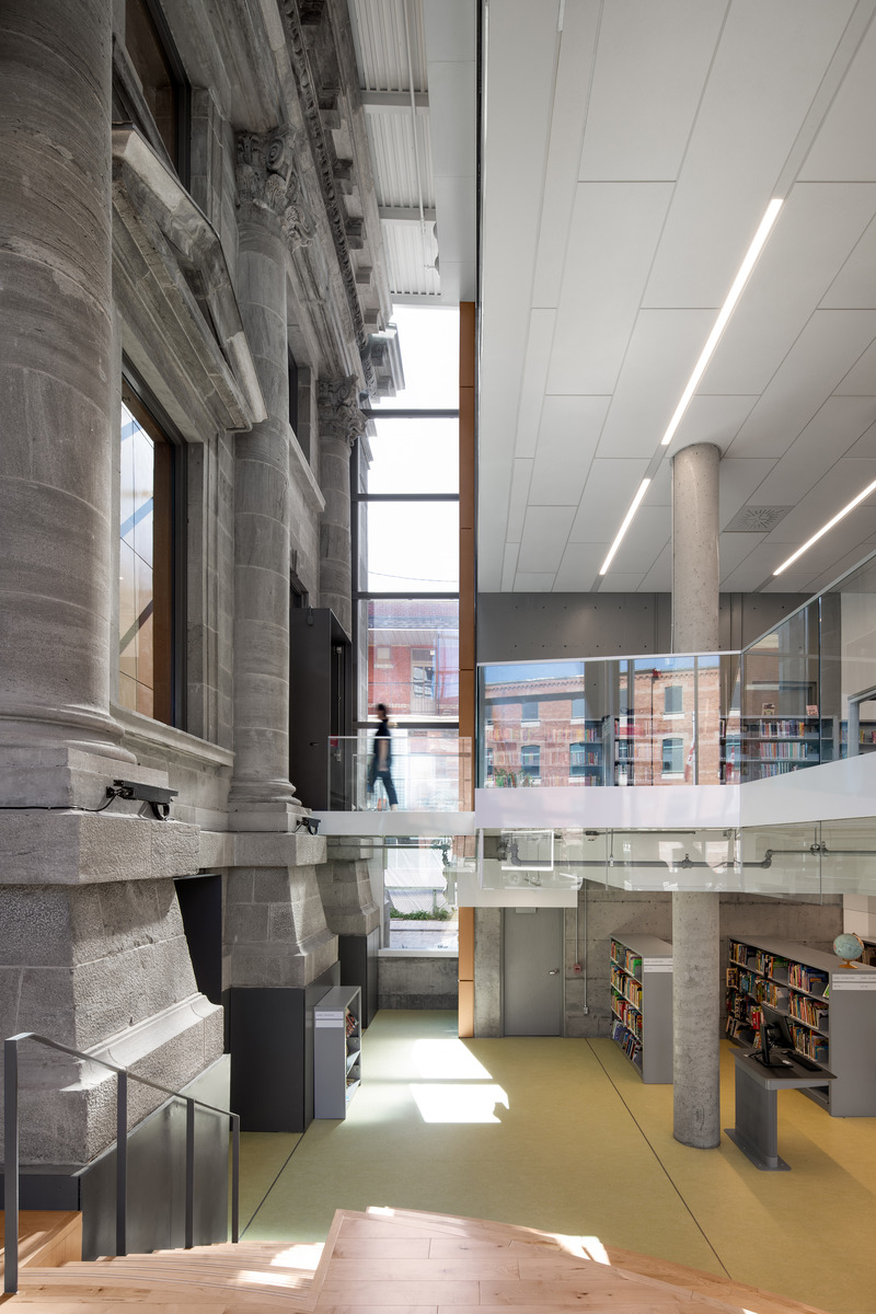 Dossier de presse | 612-23 - Communiqué de presse | La Bibliothèque Maisonneuve : une jolie danse entre deux époques - EVOQ Architecture - Architecture institutionnelle -  Atrium, aile ouest  - Crédit photo : Adrien Williams