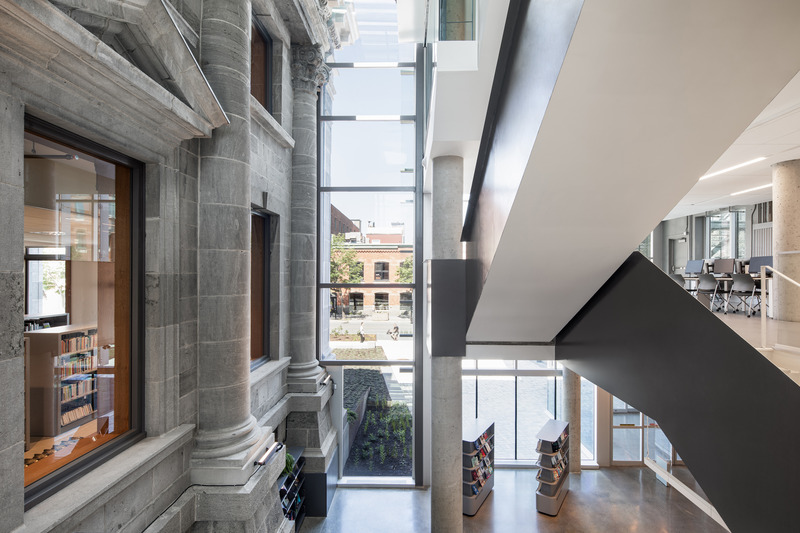 Dossier de presse | 612-23 - Communiqué de presse | La Bibliothèque Maisonneuve : une jolie danse entre deux époques - EVOQ Architecture - Architecture institutionnelle -  Atrium de l’aile est, avec vue sur façade historique<br> - Crédit photo : Adrien Williams